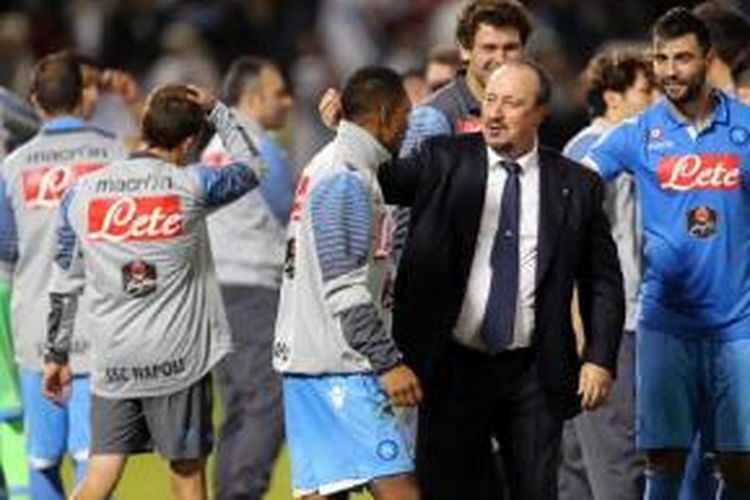 Pelatih Napoli Rafael Benitez mengucapkan selamat kepada anak-anak didiknya atas keberhasilan mengalahkan Juventus pada pertandingan Piala Super Italia, di Doha, Selasa (22/12/2014). Laga itu dimenangi Napoli melalui adu penalti, yang dilakukan setelah kedua kubu bermain imbang 2-2 hingga akhir babak tambahan. 