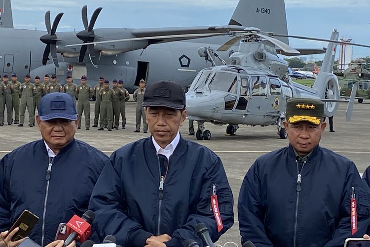 Presiden Joko Widodo alias Jokowi bersama Menteri Pertahanan dan Panglima TNI Agus Subiyanto usai serah terima pesawat Super Hercules C-130J di Terminal Selatan Lanud Halim Perdanakusuma, Jakarta Timur, Rabu (24/1/2024).