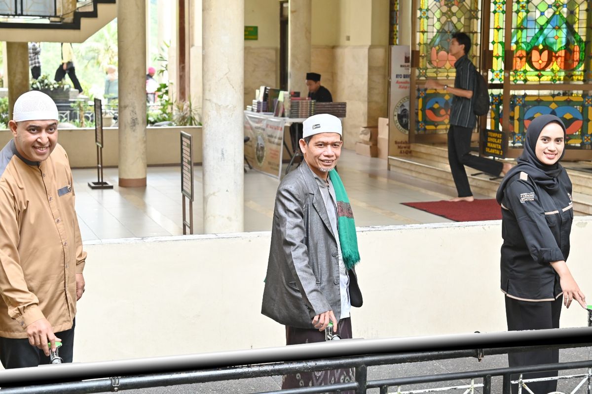 Germany Brilliant (GB), merenovasi fasilitas sanitary di Masjid Atta?awun, Puncak, Bogor, dengan mengganti keran wudhu dan shower, Kamis (12/6/2025).