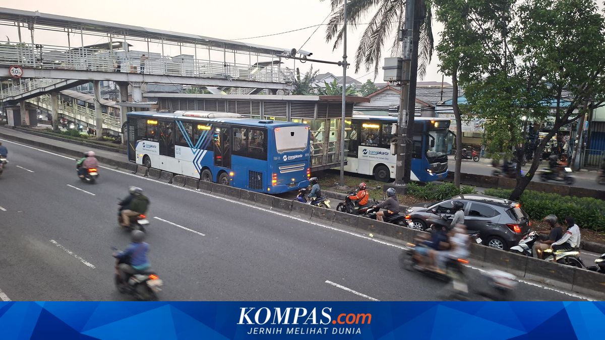 Pemotor Terobos Jalur Busway, Berujung Tertahan di Halte meski Jalan Daan Mogot Lancar