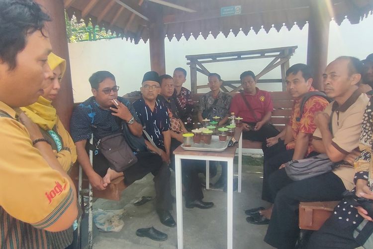 Paguyuban Manunggaling Dukuh Kulon Progo atau paguyuban dukuh se-Kulon Progo mendatangi Kantor KPU Kulon Progo untuk menyalurkan harapan pada kesejahteraan saat menjalankan tugas ke depan di Pemilu 2024 ini.