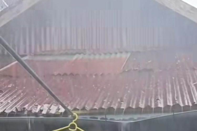 Tangkapan layar video warga yang menunjukkan hujan es di wilayah Kabupaten Tabanan, Provinsi Bali,  pada Jumat (1/11/2024) siang. 