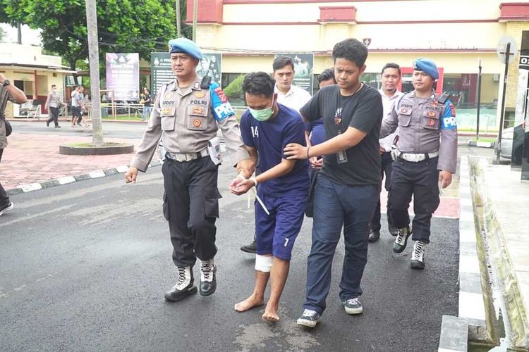 Pelaku pembunuhan seorang pelajar di Kabupaten Bandung, Jawa Barat saat digiring oleh petugas di Mapolresta Bandung, Soreang, Kabupaten Bandung, pada Senin (22/1/2024)