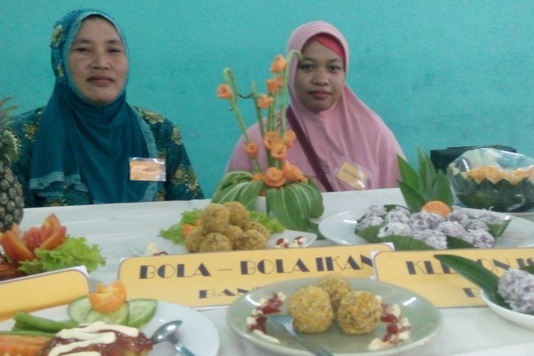 Kuliner steak bandeng,  bola bola bandeng dan klepon bandeng ditampilkan dalam Festival Bandeng Demak yang Diselenggarakan oleh Dinas Kelautan dan Perikanan Kabupaten Demak dalam rangka kampanye gemar makan ikan, Rabu (22/3/2017).