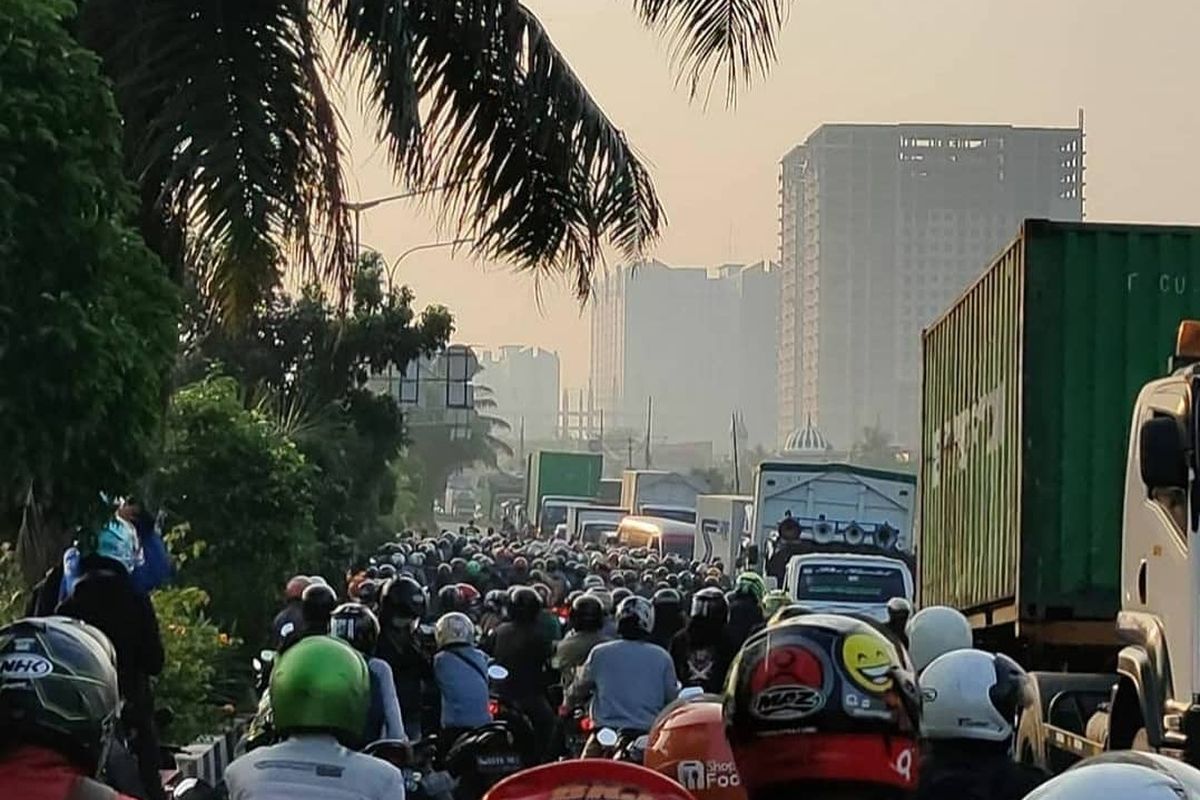 Tangkapan layar akun instagram @info.jakartabarat kemacetan di Jalan Daan Mogot, Jakarta Barat, pada Senin (5/7/2021) sebagai imbas adanya penyekatan dalam rangka pemberlakuan pembatasan kegiatan masyarakat (ppkm) mikro darurat di Jakarta.