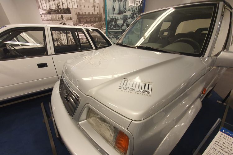 Suzuki Vitara Cabrio Elton John Edition yang dipajang di Suzuki Plaza Museum