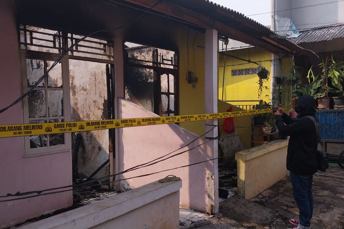 Kondisi dua rumah kontrakan yang terbakar akibat kebocoran tabung gas di Jalan Haji Gedad, Ciledug, Tangerang, Senin (11/12/2023) siang. 
