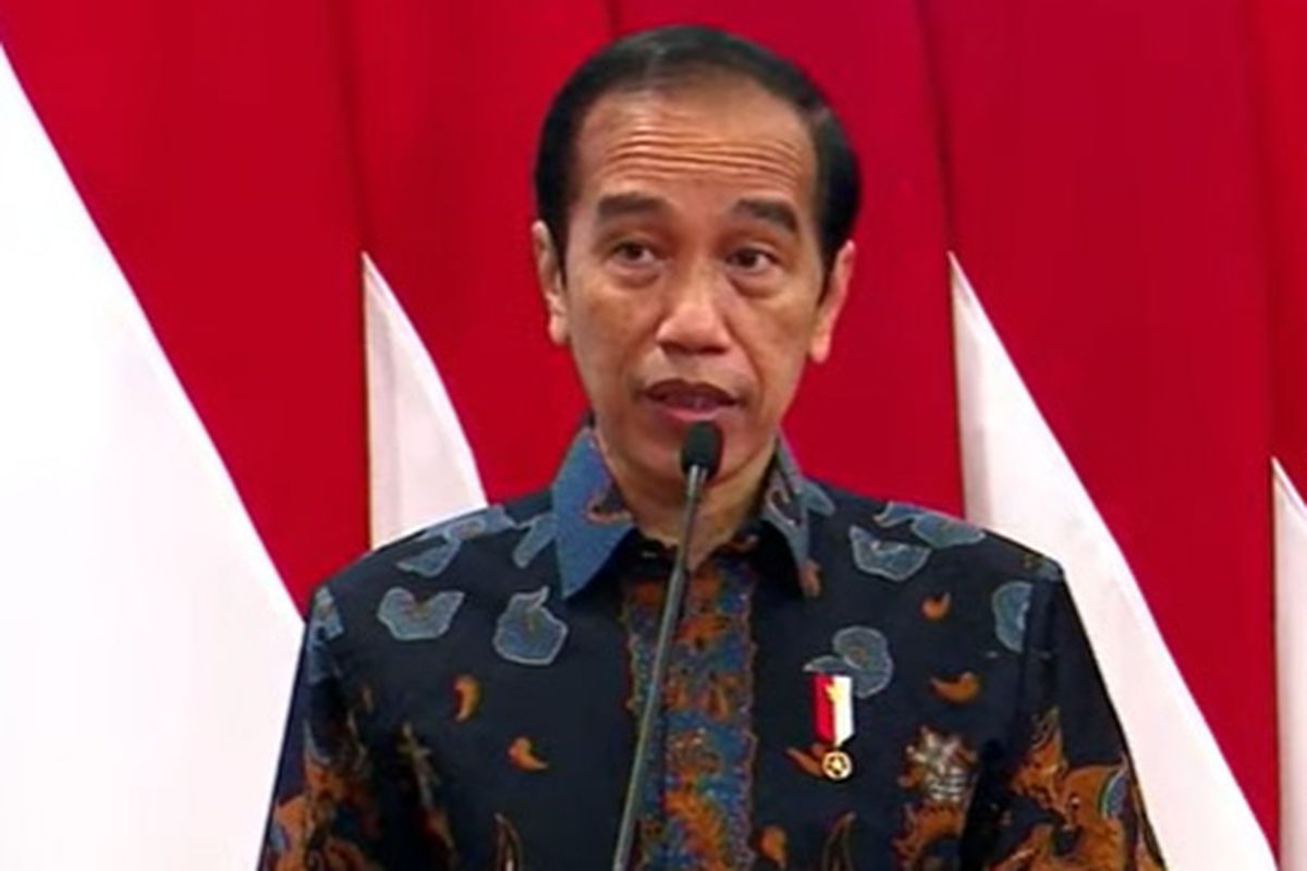 President Jokowi delivers his speech during the opening the Indonesian International Hybrid Motor Show Automotive Exhibition at the State Palace, Jakarta, Thursday, April 15.