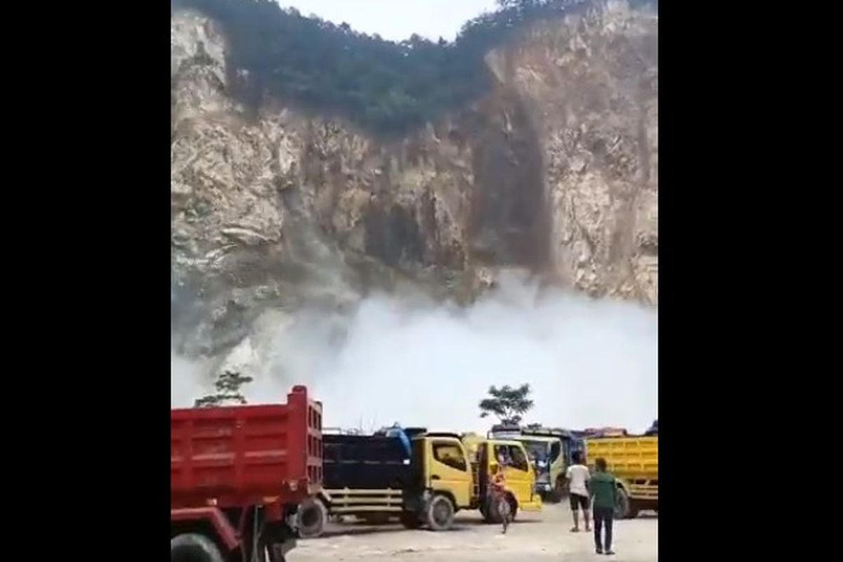  Gunung Kuda di Desa Cipanas, Kecamatan Dukupuntang, Kabupaten Cirebon, Jawa Barat, mengalami longsor pada Selasa (11/2/2025).