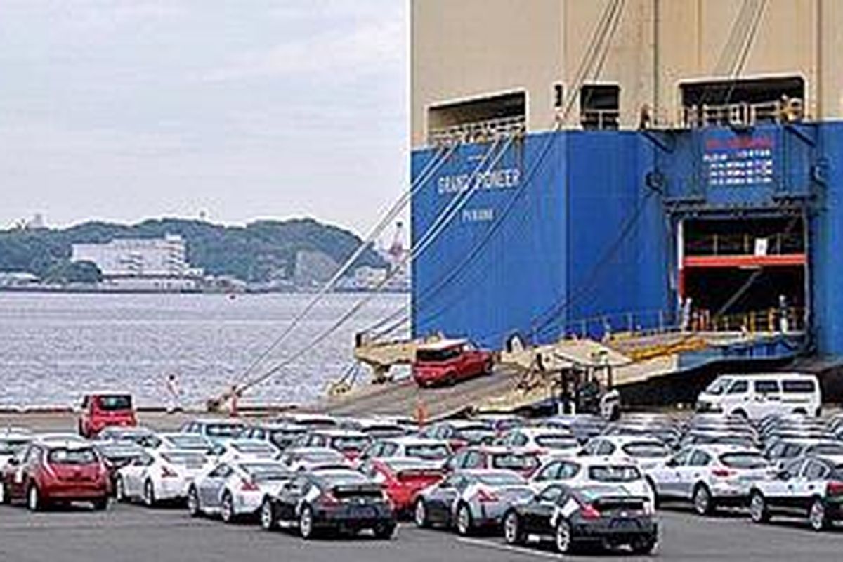 Ekspor mobil dan komponen mobil dari Jepang terseok-seok. Foto: Nissan mengukur paparan radiasi radioaktif pada mobil yang diekspor