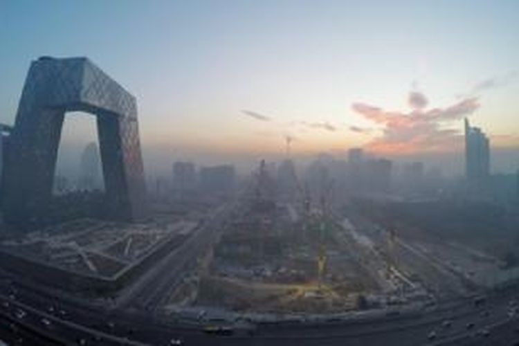 Cakrawala Beijing yang tertutup asap polutan, Sabtu (10/1/2015).