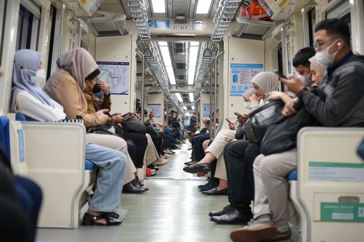 Ilustrasi penumpang LRT.  Tarif LRT Jabodebek maksimal Rp10.000 diterapkan selama libur panjang 18?24 Maret 2026.