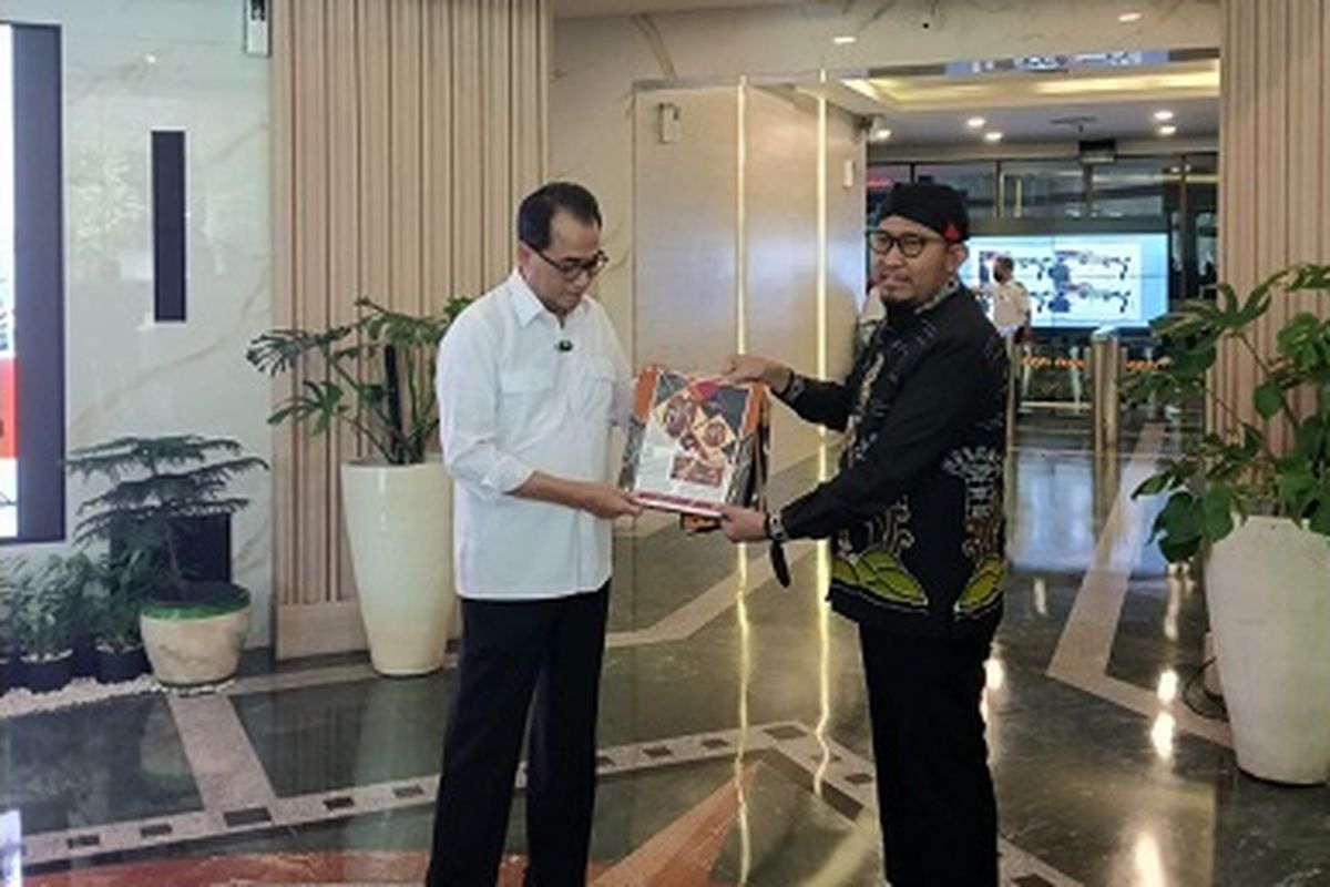 Bupati Sumenep Achmad Fauzi Wongsudjodo melakukan audiensi dengan Menteri Perhubungan (Menhub) Budi Karya Sumadi.