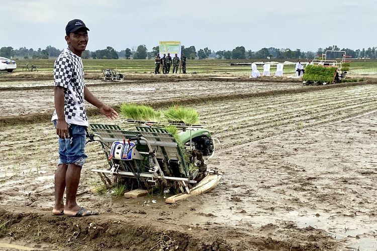 Dian, petani di Kelurahan Adipuro, Lampung Tengah yang mendapatkan satu unit traktor dari Mentan Amran Sulaiman, Rabu (20/12/2023).