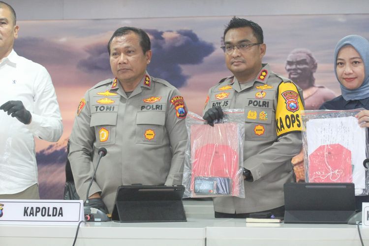Kapolres Lumajang AKBP Boy Jeckson Situmorang bersama Kapolda Jawa Timur Irjen Pol Toni Harmanto di Mapolda Jawa Timur, Selasa (7/3/2023)