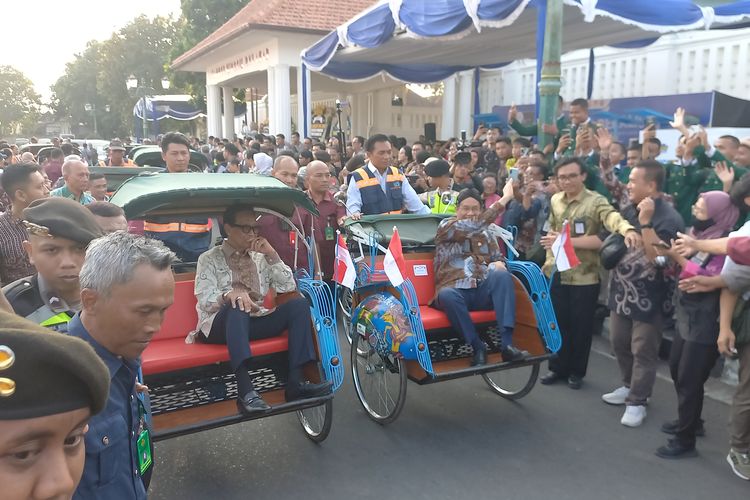 Momen Menkeu Purbaya dan Gubernur DIY Sultan HB X Keliling Alkid Jajal Becak Listrik