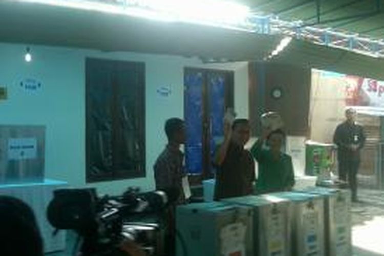 Wakil presiden Boediono beserta istri gunakan hak pilihnya di TPS 102 Gondang condongcatur sleman