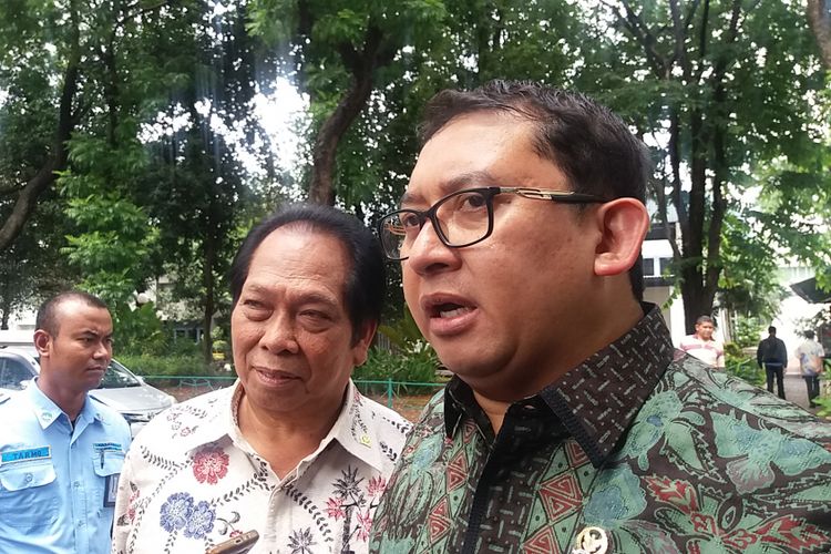 Pelaksana Tugas Ketua DPR RI Fadli Zon (kanan) bersama Kepala BURT DPR Anton Sihombing di Kompleks Parlemen, Senayan, Jakarta, Jumat (15/12/2017).