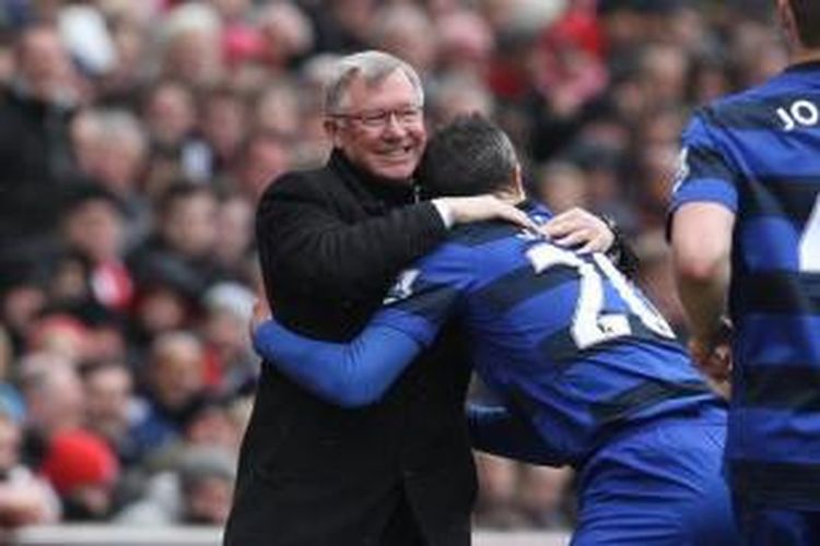 Striker Manchester United, Robin van Persie (kanan) bersama Sir Alex Ferguson. 