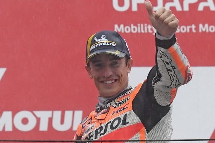 Rider Repsol Honda, Marc Marquez, berselebrasi di atas podium MotoGP Jepang 2023 yang berlangsung di Sirkuit Motegi pada 1 Oktober 2023.