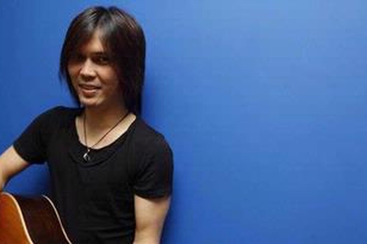 Penyanyi Elfonda Mekel atau Once hadir untuk tampil dalam Kompas.com Music Corner bersama Radio Sonora di kantor redaksi Kompas.com, Palmerah, Jakarta Pusat, Rabu (1/2/2012). Saat ini Once sedang mempromosikan single terbarunya berjudul "Hilang Naluri" dan direncanakan pada Maret 2012 ia akan merilis album baru.