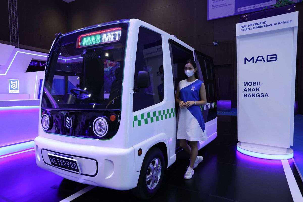 Prototipe Metropod buatan PT Mobil Anak Bangsa dipamerkan di ajang Periklindo Electric Vehicle Show (PEVS) 2022 di JIExpo Kemayoran, Rabu (27/7/2022). Prototipe kendaraan listrik mungil yang dijadikan kendaraan feeder ditargetkan bakal masuk jalur produksi massal di tahun depan.