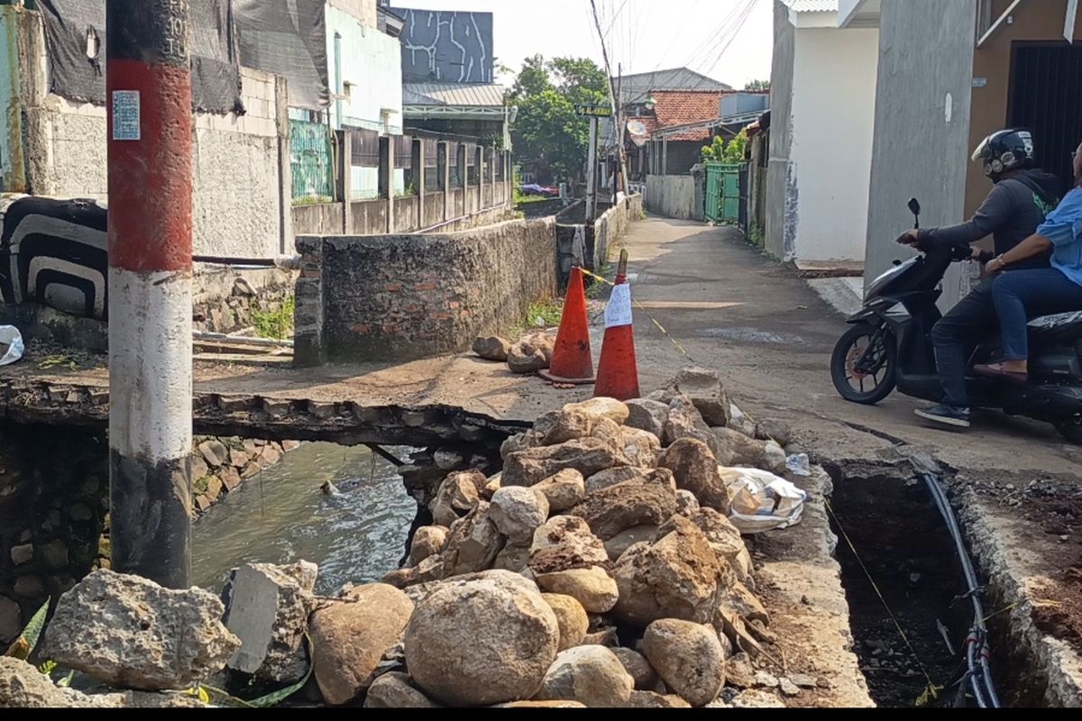 Warga Desak Pemprov DKI Percepat Perbaikan Jembatan Pule Jaktim yang Ambles