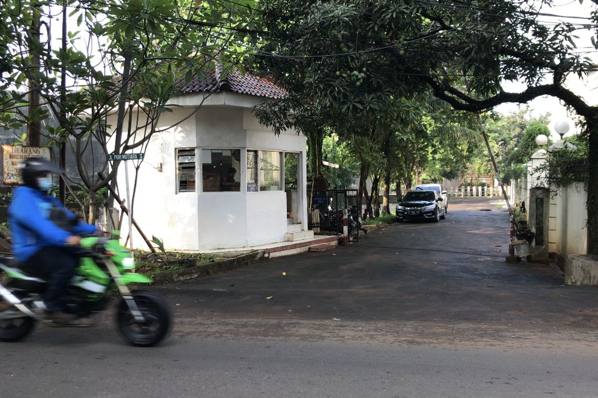 Situasi Jalan Puri Mutiara 5, Cilandak Barat, Cilandak, Jakarta Selatan pada Selasa (25/5/2021) pagi. Banjir setinggi 1,2 meter sempat merendam kawasan Puri Mutiara 5 akibat luapan Kali Krukut.