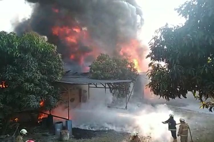 Kebakaran Pabrik Cat di Pagedangan Tangerang, 1 Mobil Boks Ludes. Peristiwa itu terjadi pada Rabu (10/8/2022)