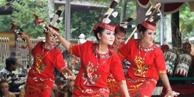 Tarian Adat Kalimantan Tengah Dengan Corak Budaya Khas Dayak Tak Riset