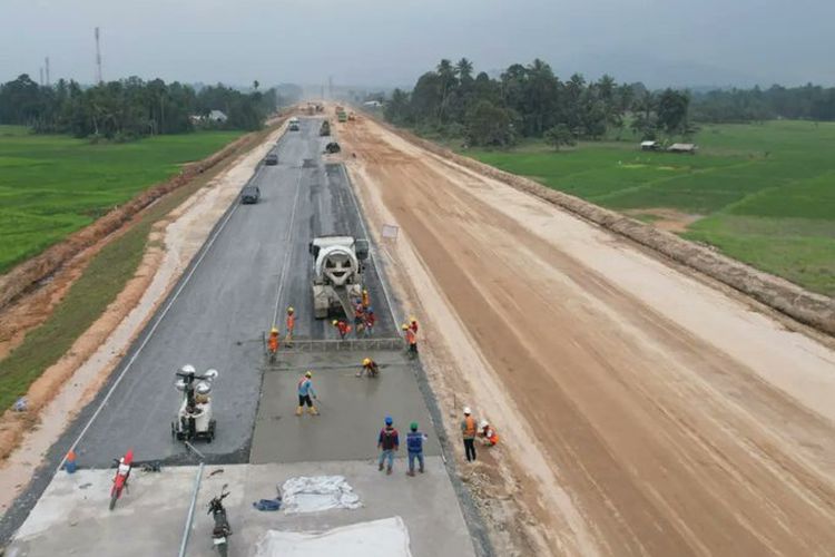 Konstruksi Jalan Tol Padang-Sicincin.