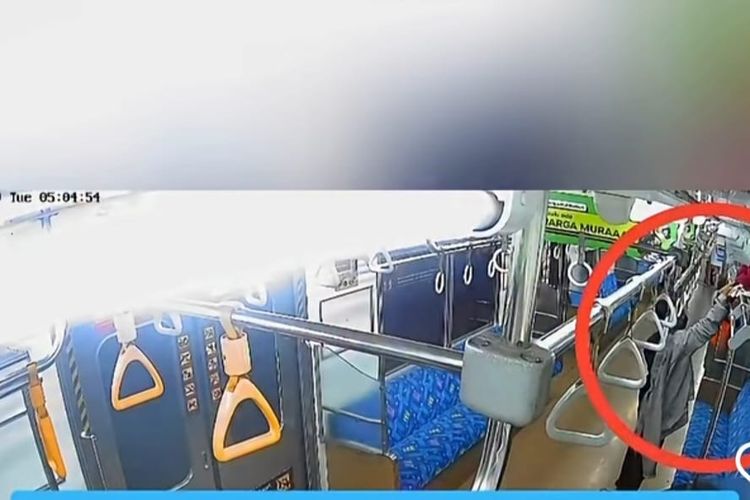 Penumpang Kehilangan Tas Berisi Laptop dan HP di Kereta Jakbar, Aksinya Terekam Kamera