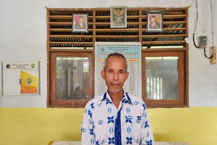 Kepala Desa Rompo Alpius R Tamaripi berfoto di Kantor Desa Rompo, Kecamatan Lore Tengah, Kabupaten Poso, Sulawesi Tengah, Minggu (2/6/2024).
