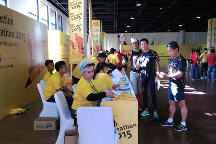 Para peserta BII Maybank Bali Marathon mengambil race pack (perlengkapan lomba) di Hotel Westin, Nusa Dua, Bali, Jumat (28/8/2015).