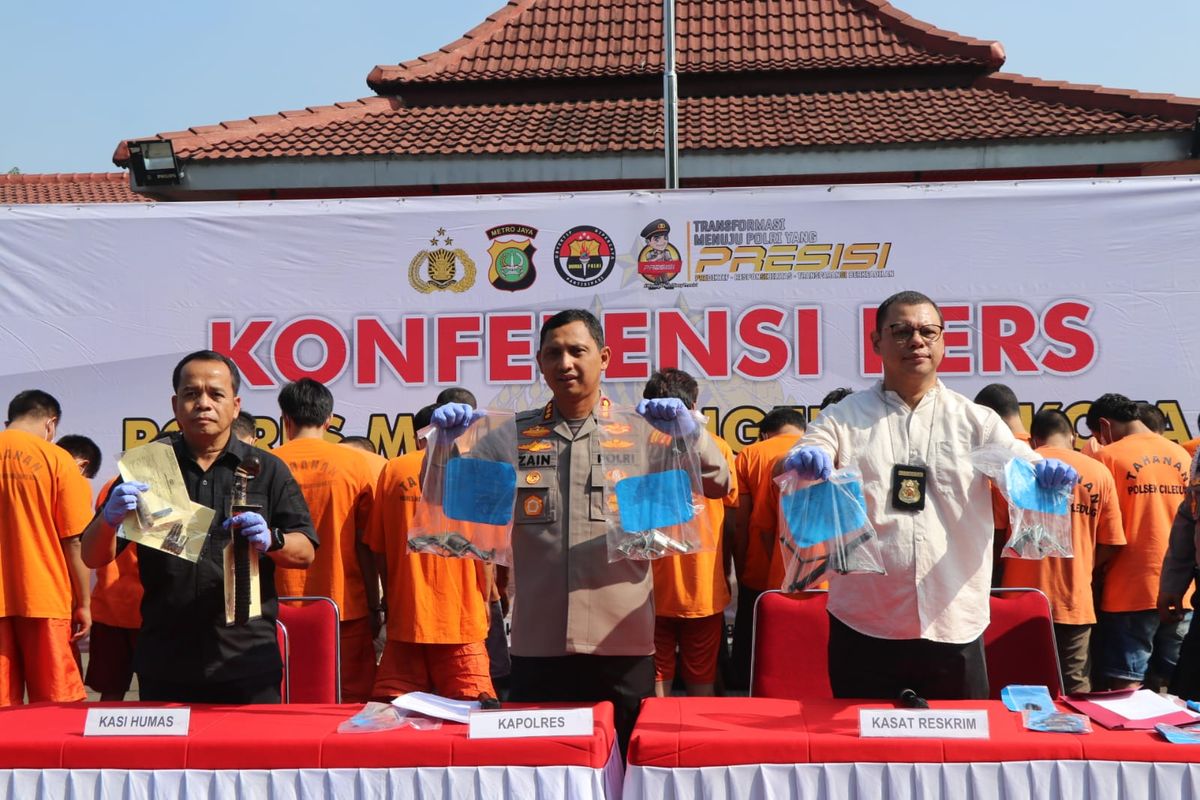 Polres Metro Tangerang menggelar konferensi pers terkait pengungkapan kasus curanmor yang beraksi di wilaayah Tangerang dan Jakarta pada Selasa (27/6/2023).