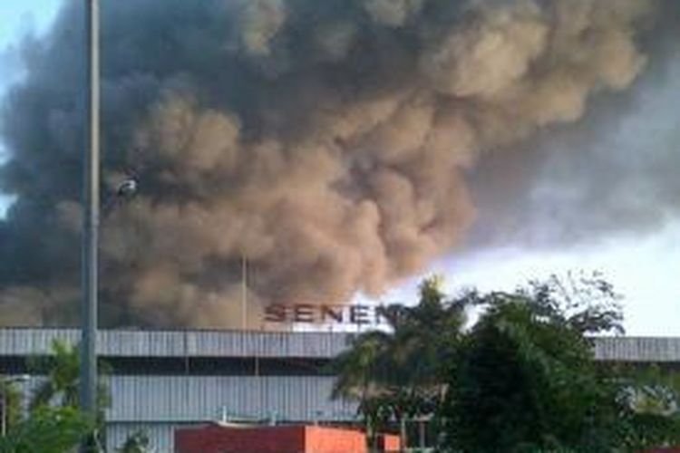 Asap hitam mengepul dari Pasar Senen, Jakarta Pusat, yang dilalap api, Jumat (25/4/2014).
