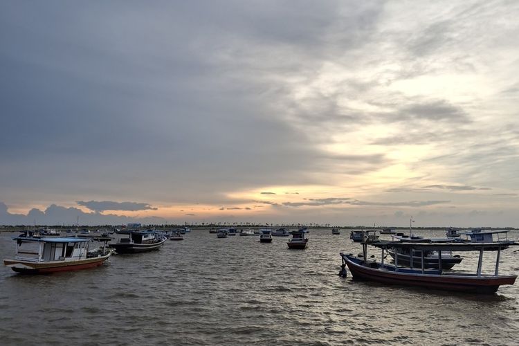 Penampakan pesisir laut Tanjung Pasir di Kecamatan Teluknaga, Kabupaten Tangerang, yang kini bebas dari pagar laut setelah selesai dibongkar oleh TNI AL, Kamis (13/2/2025).