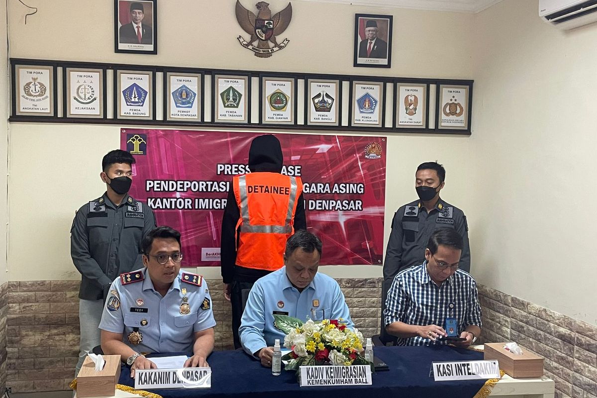 Kepala Divisi Imigrasi Kemenkumham Bali, Barron Ichsan  (tengah) bersama Kepala Kantor Imigrasi Kelas I TPI Denpasar Tedy Riyandi  saat konferensi pers terkait tindakan pendeportasian terhadap WN Rusia, berinisial SZ (28), pada Selasa (28/2/2023). /Dok. Imigrasi Kelas I TPI Denpasar. 