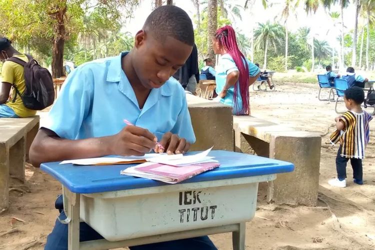 Emmanuel Tuloe (19) dari  Liberia mengalami perubahan hidup yang luar biasa setelah mengembalikan uang senilai 50.000 dollar AS atau sekitar Rp 527 juta.