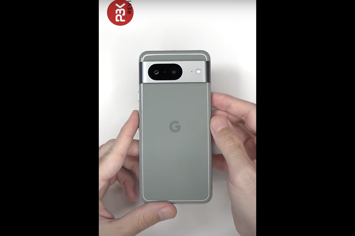 Google Pixel 8 yang di-unboxing satu hari sebelum resmi dirilis