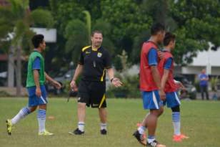 Pelatih Persib Bandung Dejan Antonic saat memimpin latihan di Lapangan Sesko AD, Jalan Gatot Subroto, Bandung, Jum'at (26/2/2016) kemarin.