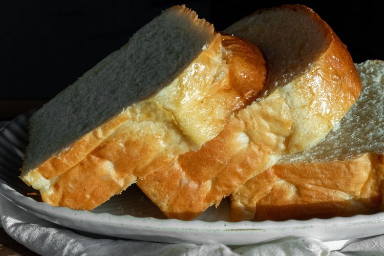 Olesi permukaan roti dengan butter untuk citarasa lebih sempurna.