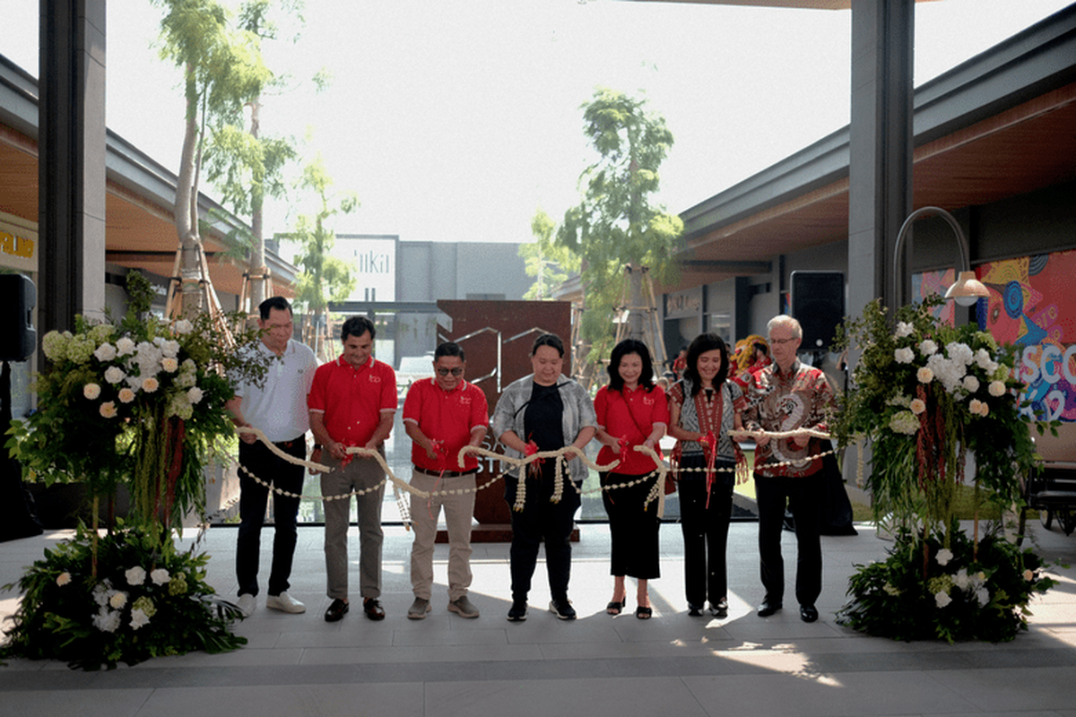 Prosesi pembukaan Indonesia Design District di PIK 2, Jakarta Utara, Sabtu (16/9/2023).