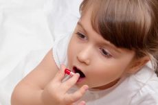 6 Langkah Mudah Mengajari Anak Minum Obat Pil atau Tablet