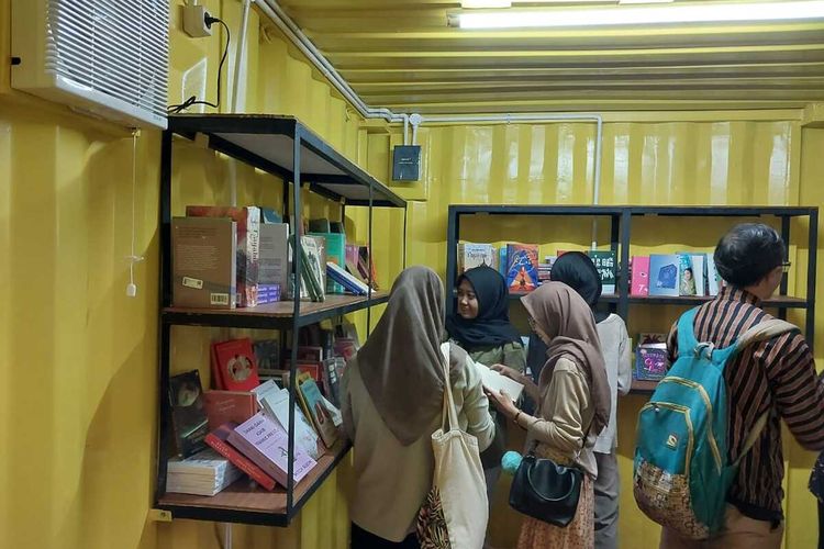 Sejumlah mahasiswa saat membaca buku di perpustakaan sastra (Perpustra) Fakultas Ilmu Budaya Universitas Gadjah Mada. Hadirnya Perpustra dalam wujud kontainer ini hasil kerjasama Kompas Gramedia dengan FIB UGM.