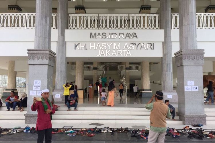 Masjid KH Hasyim Asyari di dekat rusunawa Daan Mogot, Jakarta Barat, menjadi salah satu tempat rekreasi pilihan warga Jakarta, Kamis (29/6/2017). Pengunjung yang kebanyakan merupakan keluarga ini terlihat mengabadikan momen dengan kamera ponsel mereka.