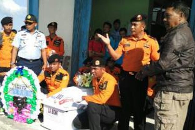 Kepala kantor SAR Kendari menyerahkan peti jenazah La Boni kepada pihak keluarga setibanya di Bandara Udara Haluoleo Kendari