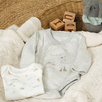 Baju bayi dari katun organik koleksi Mothercare Newborn Cotton Organic Series.