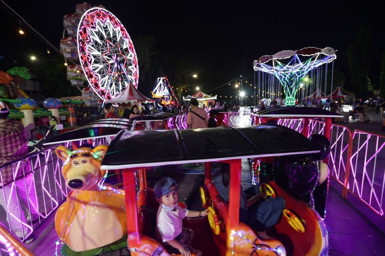 Wahana bermain di City of Light Jakarta Fair 2022 di JI Expo Kemayoran, Jakarta, Senin (11/7/2022). Selain menyaksikan taman lampion berbagai wahana permainan anak seperti bianglala, kora-kora, dan pontang-panting menjadi alternatif hiburan saat mengunjungi Jakarta Fair 2022.