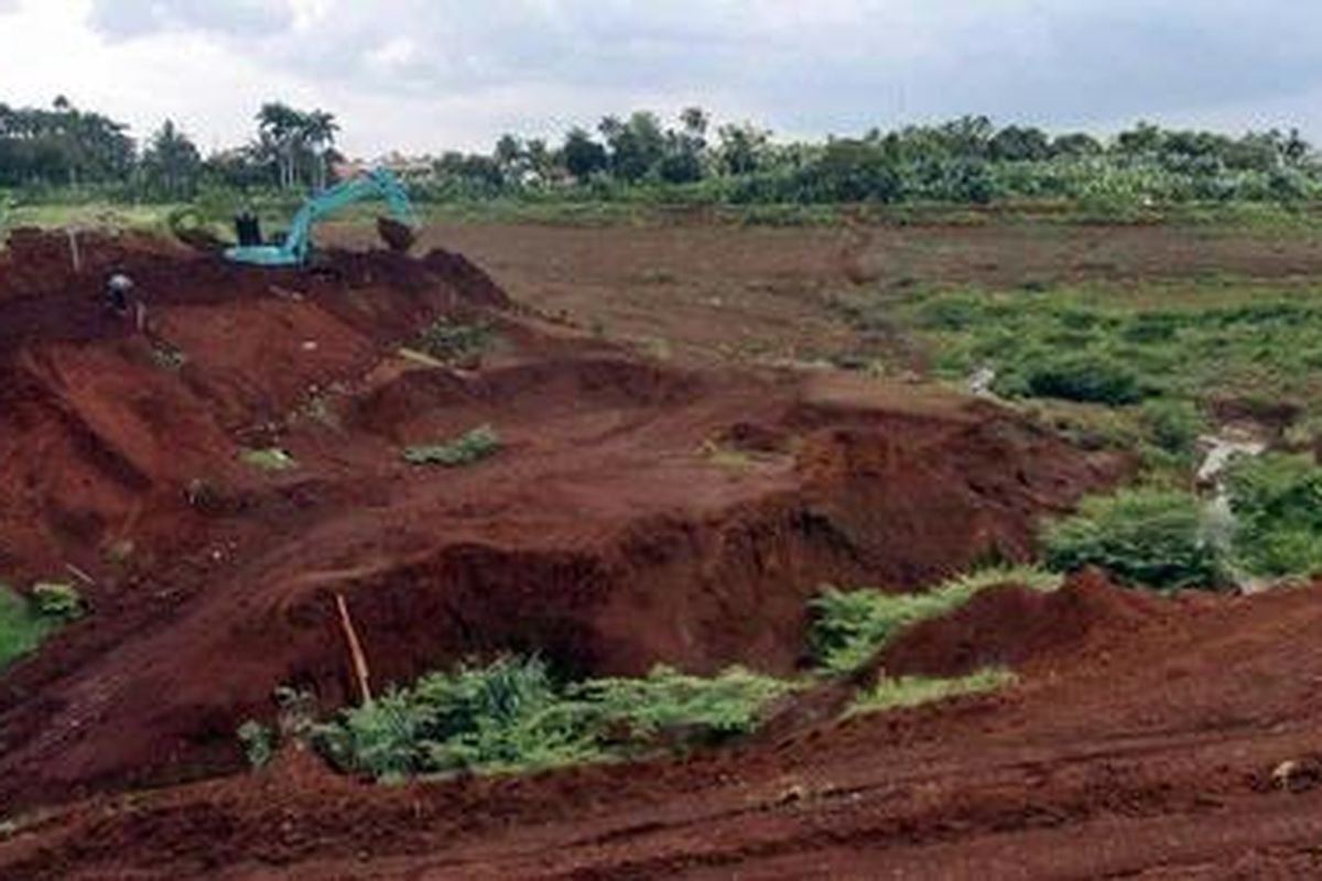 Alat-alat berat sedang dikerahkan untuk menguruk lokasi yang akan dijadikan Bendung Situ Gintung di Cireundeu, Ciputat Timur, Tangerang Selatan, Sabtu (30/1/2010).